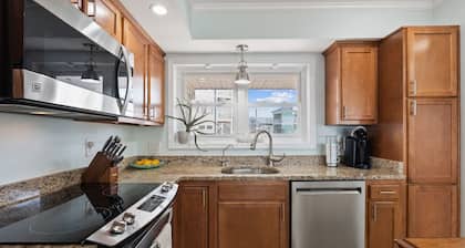 Waterfront Condo: Rosé All Day with Sunset Views