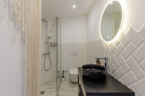 Ducha, secador de pelo y toallas