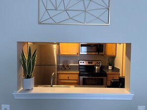 冷蔵庫、電子レンジ、オーブン、コンロ