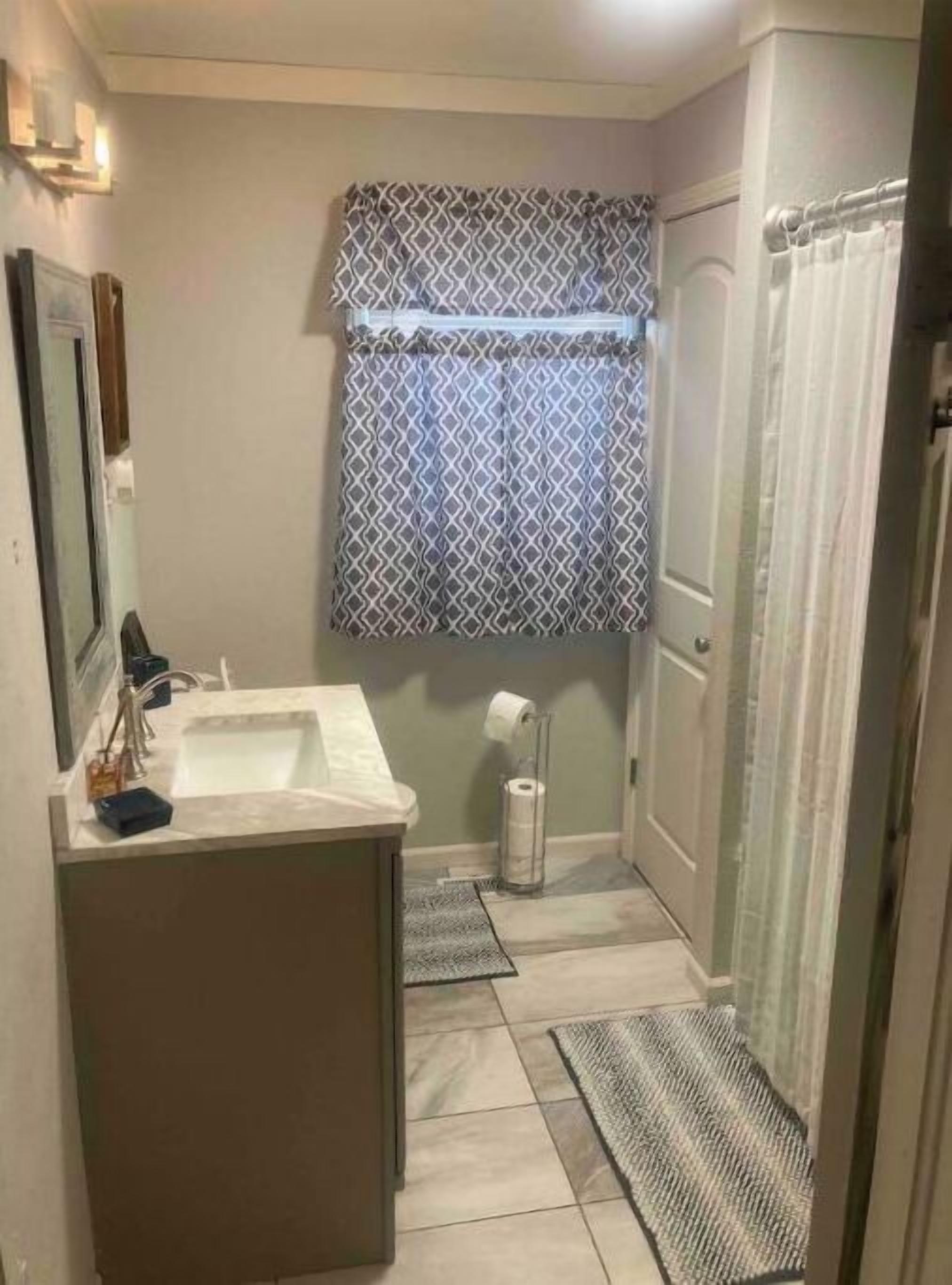 مجففات شعر، مناشف، صابون، ورق حمّام