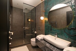 Quarto standard | Banheiro | Chuveiro, chuveiro com efeito de chuva, produtos de toalete grátis 