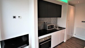 Fridge, microwave, oven, stovetop - Remarkable 1-bed Apartment in Sheffield (Sheffield)