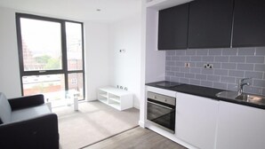 Fridge, microwave, oven, stovetop - Remarkable 1-bed Apartment in Sheffield (Sheffield)