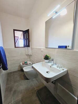 Panoramic Studio, Kitchenette, Sea View | Bathroom | Shower, hair dryer, bidet, toilet paper - Case Vacanza Rena Majore (Aglientu)