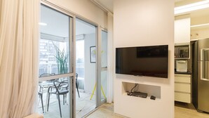A modern apartment with a living area, a dining space, and a kitchen. - Wish Moema 15 (São Paulo)