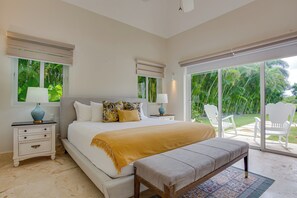 4 quartos, escrivaninha, ferros/tábuas de passar roupa