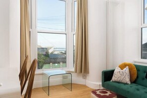 Living area - Stunning Penzance 1 bedroom apartment sea views (Penzance)