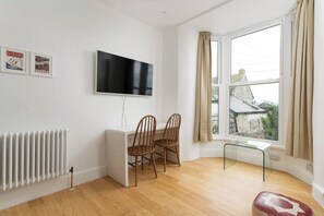 Interior - Stunning Penzance 1 bedroom apartment sea views (Penzance)