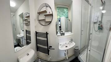 Studio, 1 King Bed with Sofa bed | Bathroom | Shower, towels