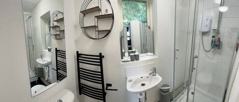 Studio, 1 King-Bett und Schlafsofa | Badezimmer | Dusche, Handtücher