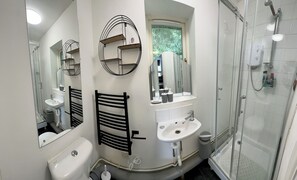 Studio, 1 King Bed with Sofa bed | Bathroom | Shower, towels - Stunning 1-bed Studio in Colchester (Colchester)