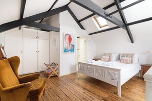 3 bedrooms, travel crib, internet, bed sheets