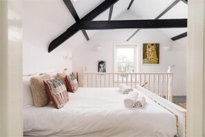 3 bedrooms, travel cot, Internet, bed sheets