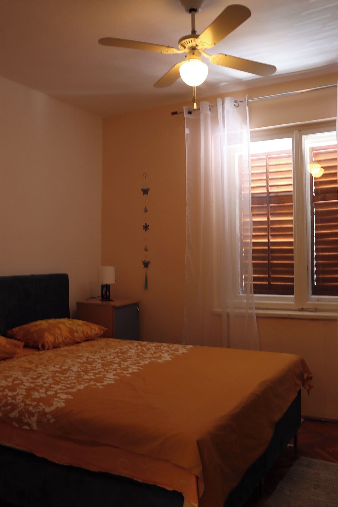 1 dormitorio, tabla de planchar con plancha, ropa de cama