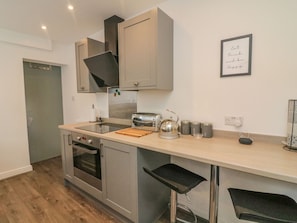 Kühlschrank, Wasserkocher, Toaster, Kochgeschirr/Geschirr/Besteck