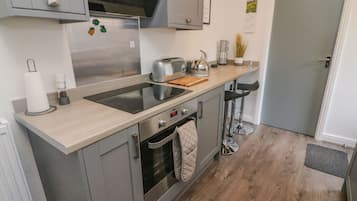 KĂŒhlschrank, Wasserkocher, Toaster, Kochgeschirr/Geschirr/Besteck