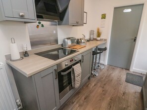 Fridge, electric kettle, toaster, cookware/dishes/utensils - 2 Brook Street (Clitheroe)