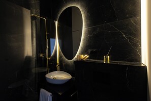 Apartamento luxo | Banheiro | Secador de cabelo, roupões de banho, chinelos, toalhas de banho