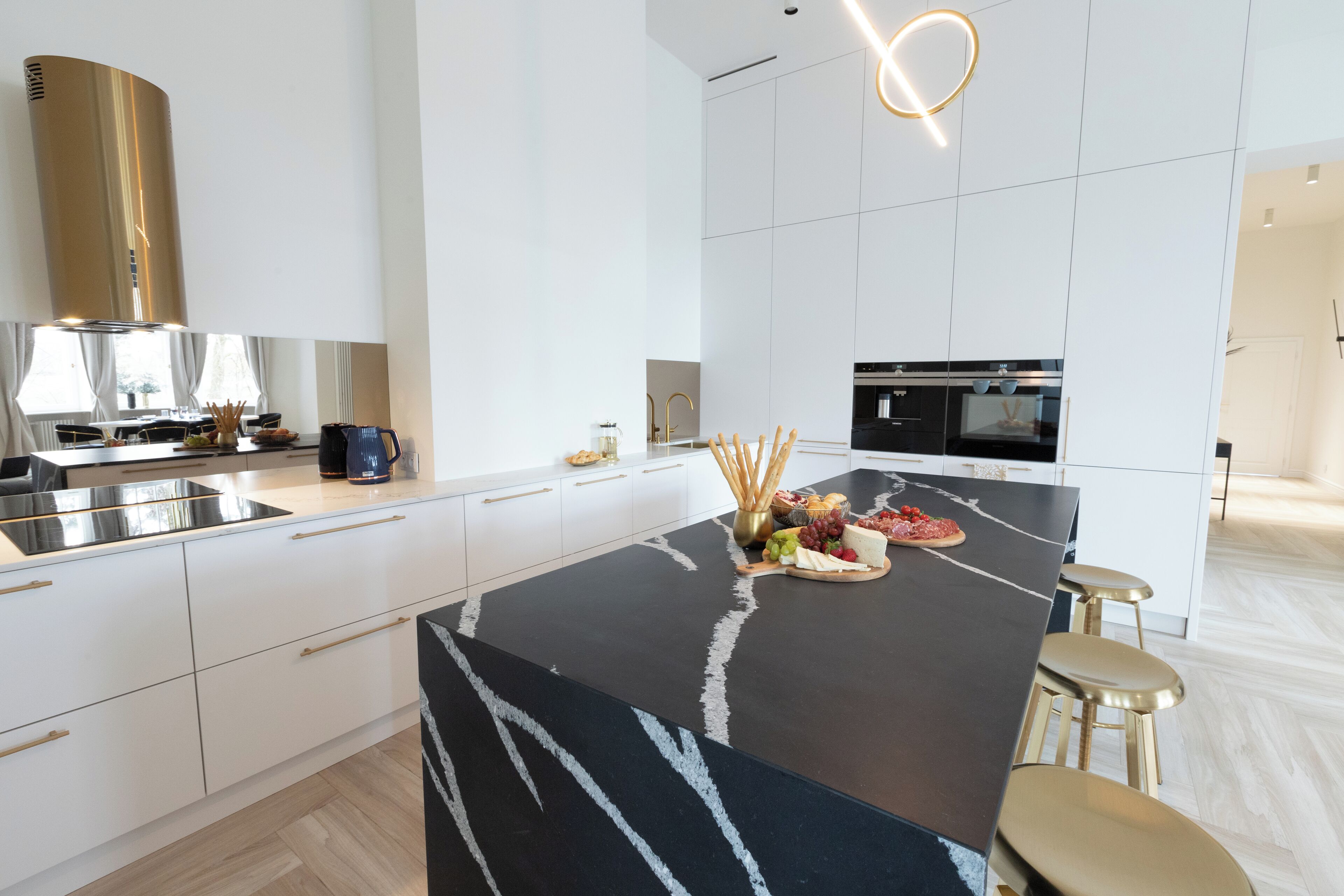 Deluxe Apartment | Private kitchen | Fridge, microwave, oven, stovetop