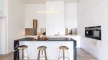 Appartement Deluxe | Cuisine privée | Réfrigérateur, micro-ondes, four, plaque de cuisson