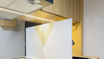 Apartemen Comfort | Dapur kecil pribadi | Lemari es kecil dan peralatan masak/sendok-piring