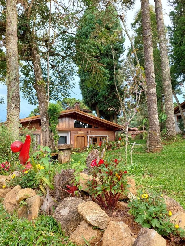 Chalé conforto | 1 quarto, roupas de cama premium, escrivaninha, Wi-Fi de cortesia