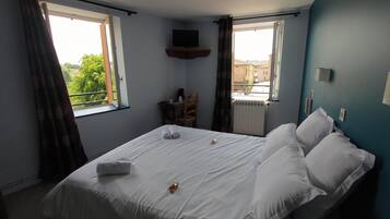 Deluxe Room | 1 bedroom, free WiFi