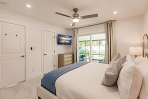 3 habitaciones, escritorio y tabla de planchar con plancha