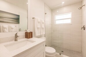 Douche, sèche-cheveux, serviettes fournies, savon