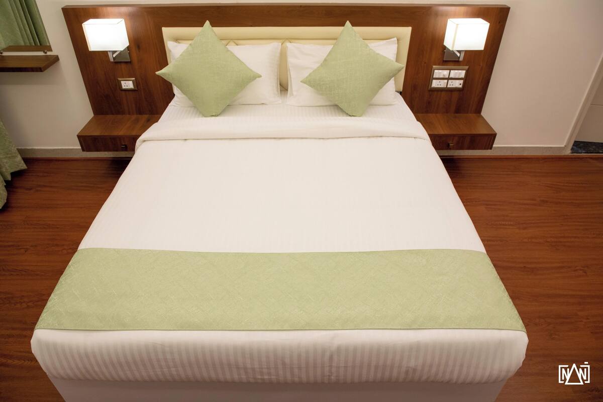 Executive Room | 1 bedroom, soundproofing, iron/ironing board, free WiFi