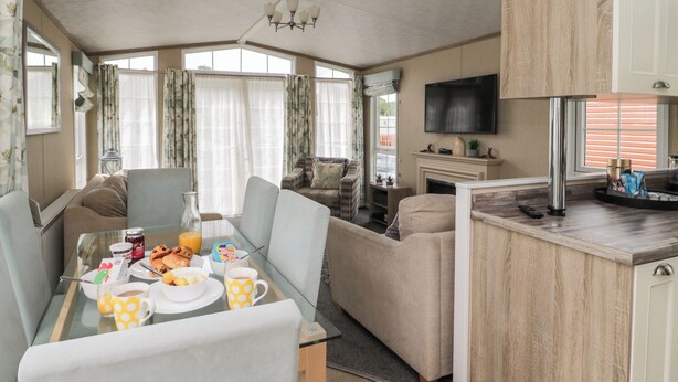 Un espace de vie compact comprenant un coin repas, une kitchenette et un coin salon.