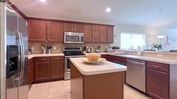 House, 4 Bedrooms | Private kitchen