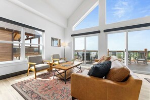 Smart TV, chimenea, futbolito y oficina 