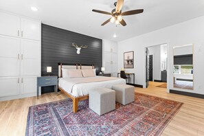 7 habitaciones, escritorio y tabla de planchar con plancha