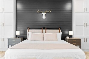 7 Schlafzimmer, Schreibtisch, Bügeleisen/Bügelbrett, Reisekinderbett