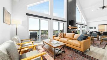 TV connectée, cheminée, baby-foot, espaces bureaux