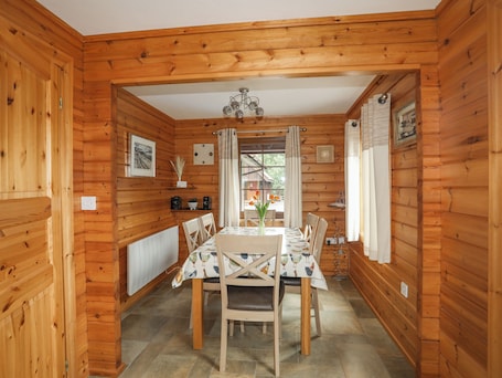 Cottage | Dining