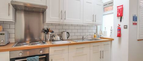 Refrigerador, lavavajillas, tetera/pava eléctrica, tostadora