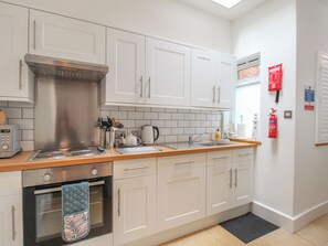 ثلاجة، غسالة أطباق، غلّاية كهربائية، محمصة خبز