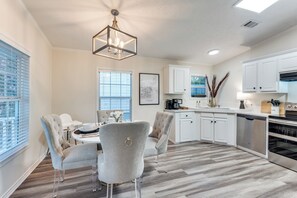 Fridge, microwave, oven, stovetop - 5 min. stroll to Downtown Mckinney! Family & Pet Friendly Cottage (McKinney)