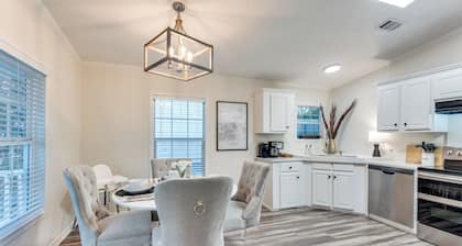 5 min. stroll to Downtown Mckinney! Family & Pet Friendly Cottage