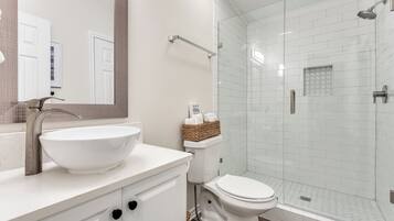 Douche, sĂšche-cheveux, serviettes fournies, savon