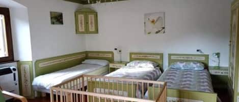 3 bedrooms, desk, iron/ironing board, free WiFi