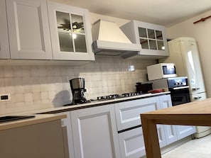 Kühlschrank, Mikrowelle, Ofen, Herdplatte