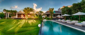 Outdoor pool - Luxury Spacious Family 5BR Villa Big Pool & Garden (Canggu)