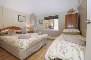 2 Schlafzimmer, individuell dekoriert, individuell eingerichtet