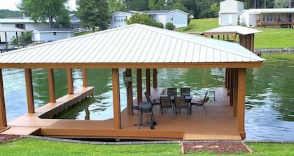 Huge Boathouse, Screened Porch, Firepit, 3 King Beds