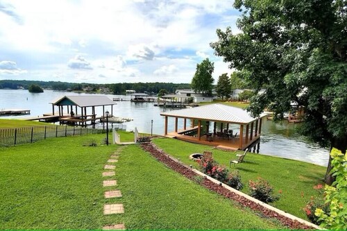 Huge Boathouse, Screened Porch, Firepit, 3 King Beds
