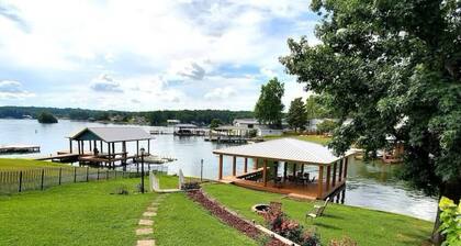 Huge Boathouse, Screened Porch, Firepit, 3 King Beds