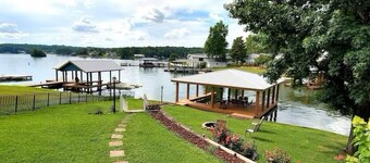 Huge Boathouse, Screened Porch, Firepit, 3 King Beds